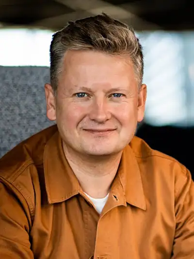 Tom Roach, VP Brand Strategy at Jellyfish and originator of the performance plateau concept - AI keynote speaker