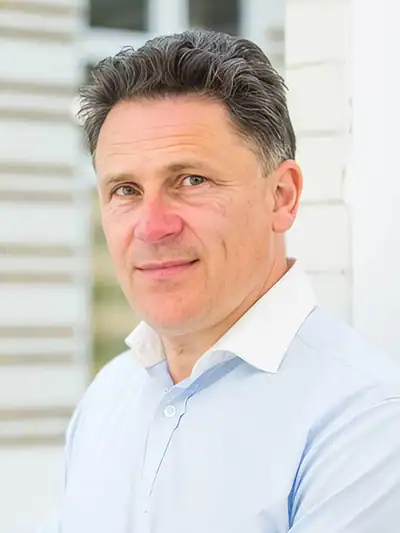 Post Who Helps Exec Teams Perform Under Sustained Pressure? on Speakers Associates Chris Moon MBE, landmine survivor, Marathon des Sables finisher and leadership speaker on operational pressure - self-leadership speaker